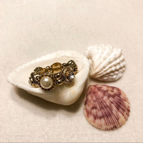 American Eagle Outfitters Jewelry - Golden Stretchy Ring
